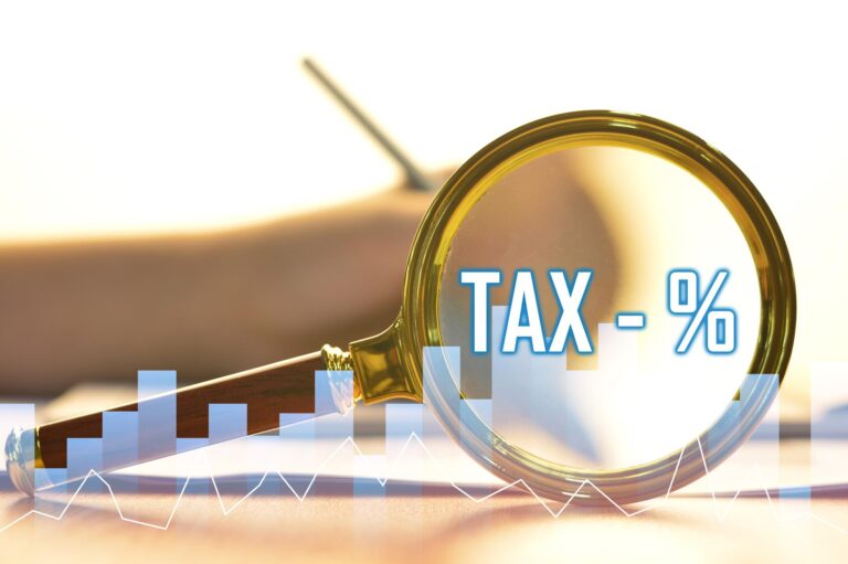 Concept of annual tax audit and payment — por nmmobile789 no Freepik